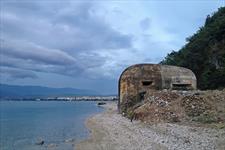 Bunkr na břehu Ohridského jezera; v pozadí město Pogradec