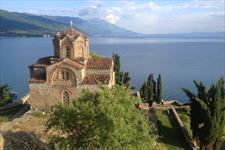 Chrám na ostrohu nad Ohridským jezerem