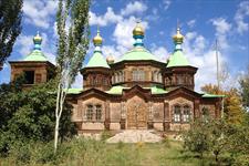 Ruský ortodoxní chrám s krásnými dřevořezbami, postavený v roce 1895